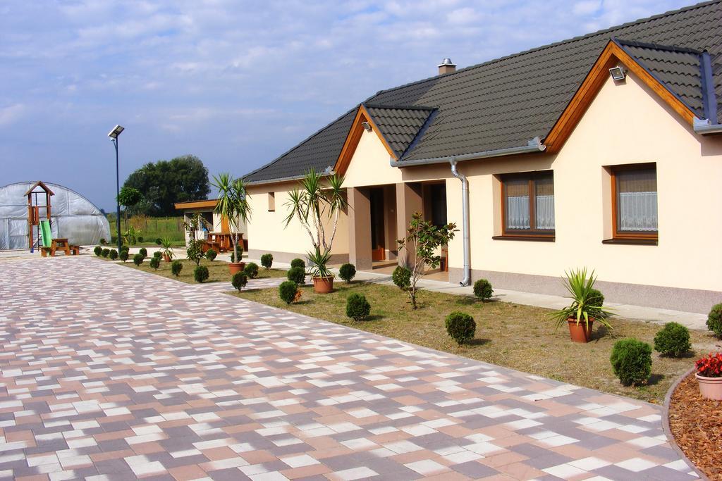Szerencsecsillag Vendeghaz Hotel Kiskoros Ngoại thất bức ảnh