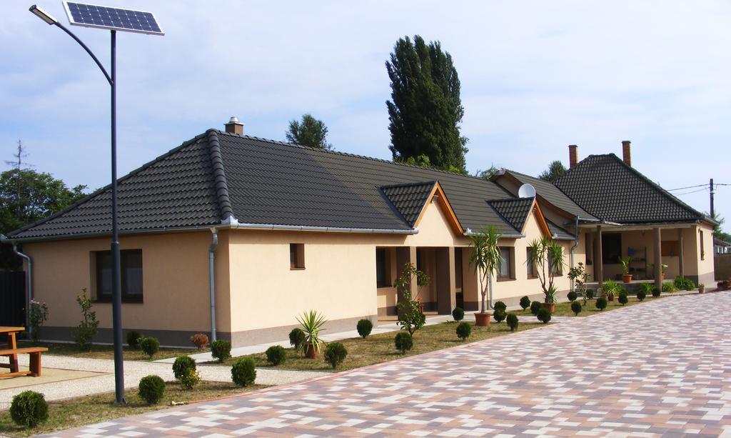 Szerencsecsillag Vendeghaz Hotel Kiskoros Ngoại thất bức ảnh