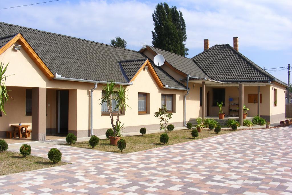 Szerencsecsillag Vendeghaz Hotel Kiskoros Ngoại thất bức ảnh